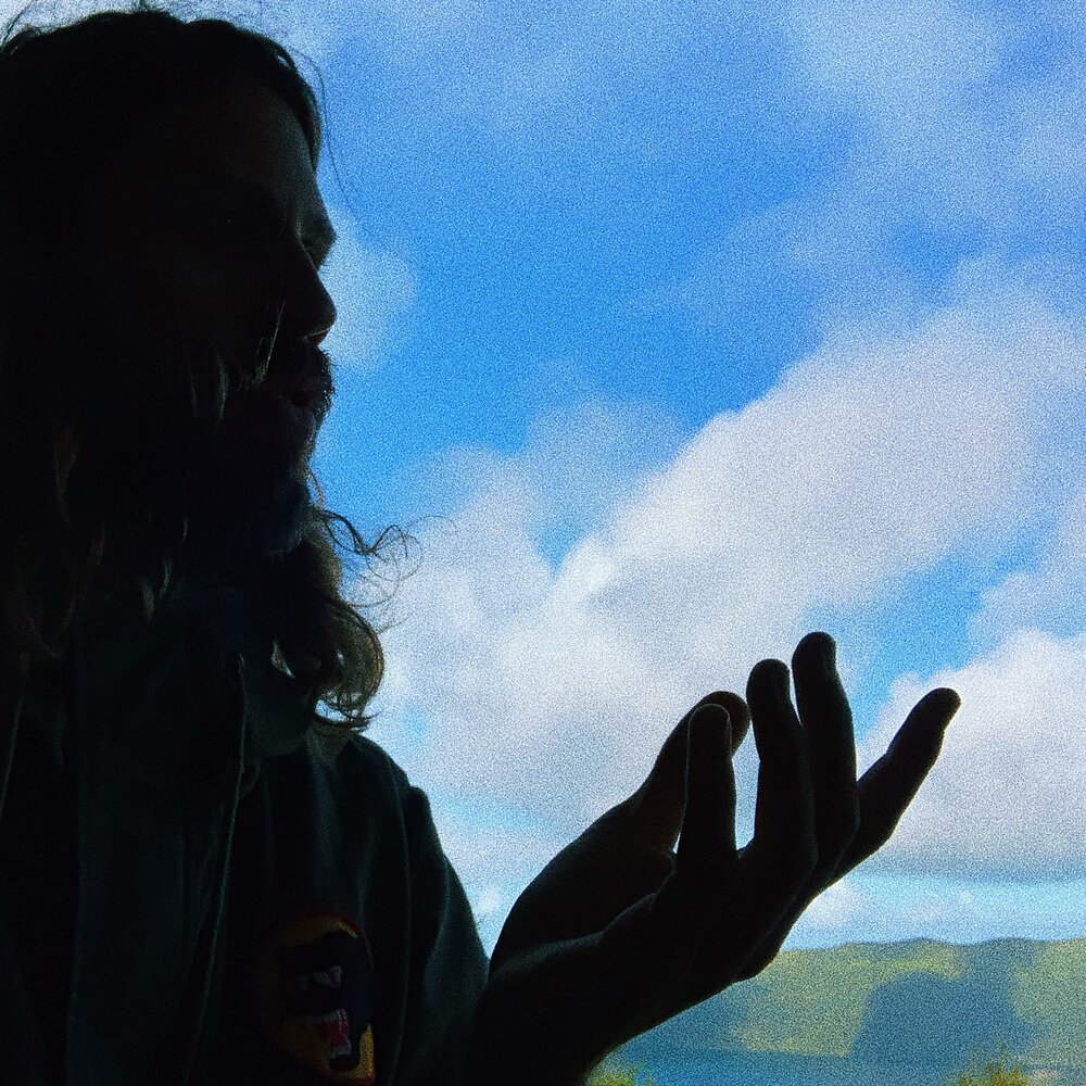 I am reaching out to you. Дотянуться рукой. Руки тянутся друг к другу. Руки на фоне неба. Рука тянется.