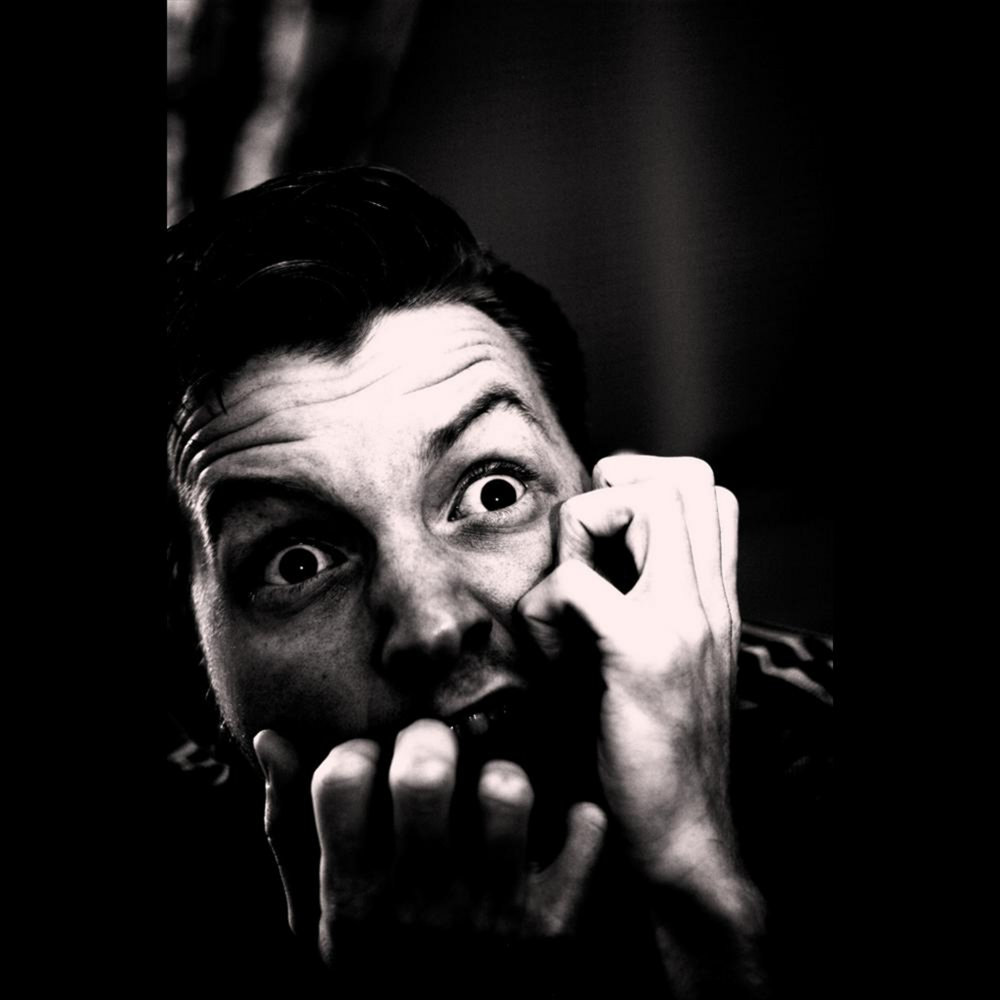 Маленькая девочка плачет. Страх эмоция. What we scared. Удивленный мужчина в очках. Удивленные лица людей.