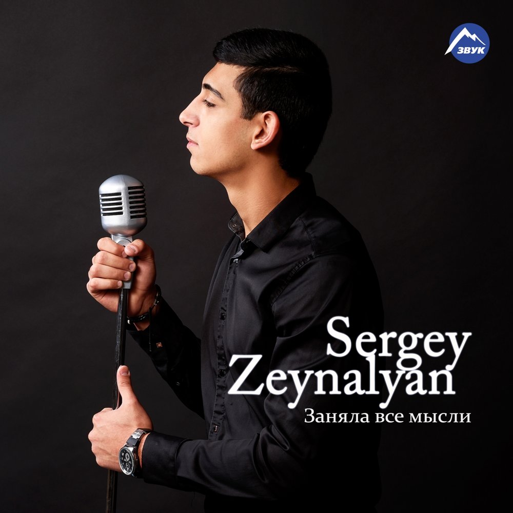 девушка с пластинкой. девушка в наушниках. девушка с микрофоном. наушники на человеке. слушать заняла.