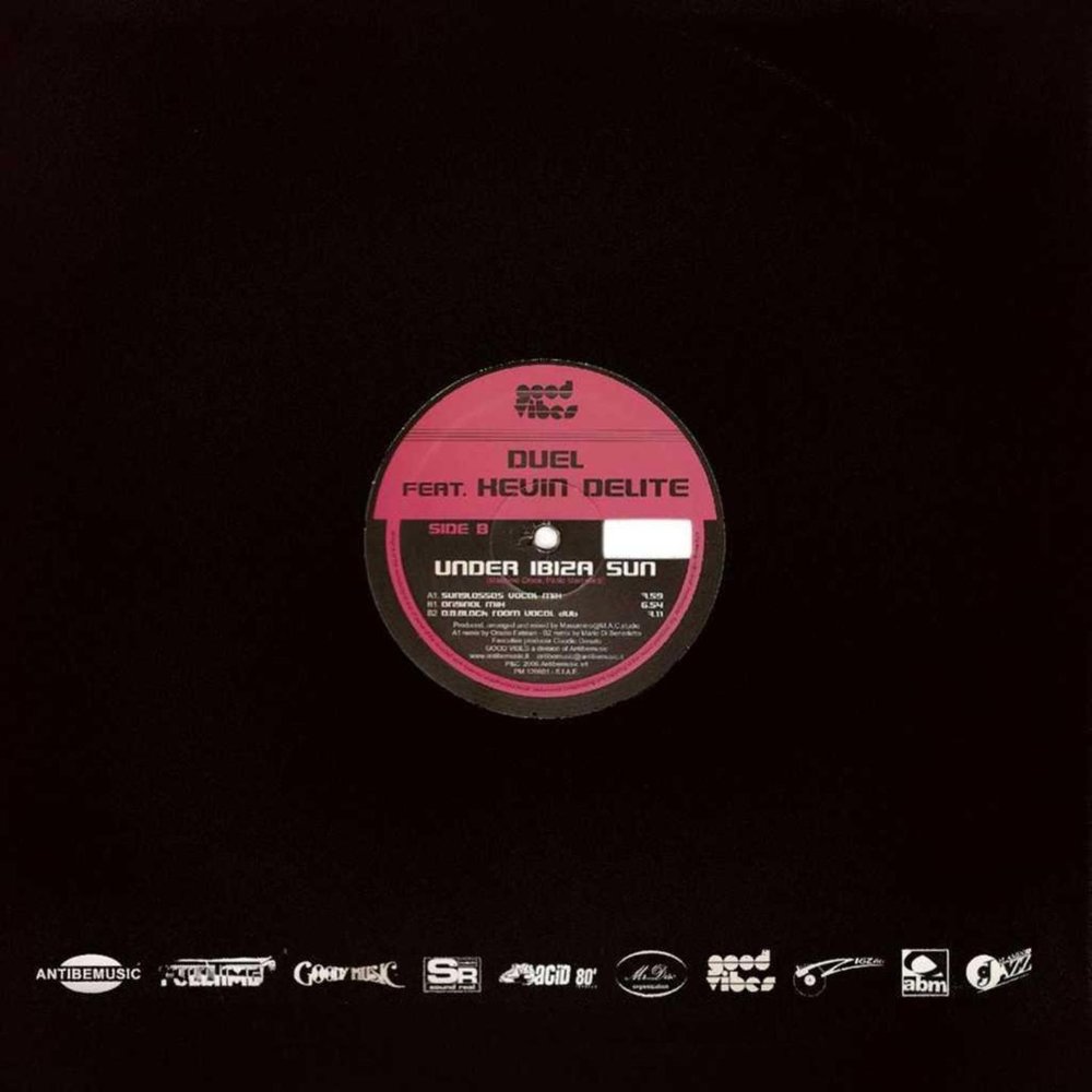 Under experienced. группа людей на стульях. Duel music. фотосессия в офисе. разница между internship и apprenticeship work placement.