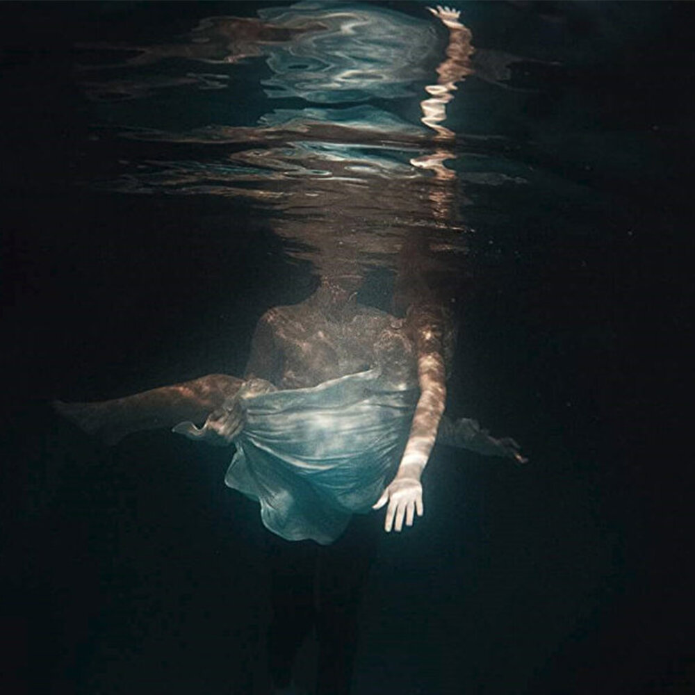 Песня про утонул. Двое тонут под водой. Дыши со мной под водой. Дыши со мной отражая тени мы танцуем под водой. Дыши со мной под водой двое.
