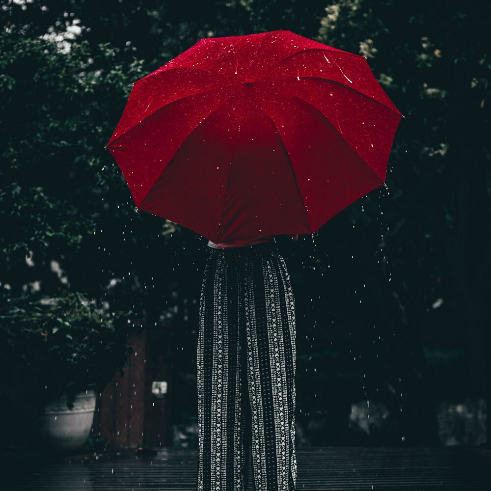 Зонт под дождем