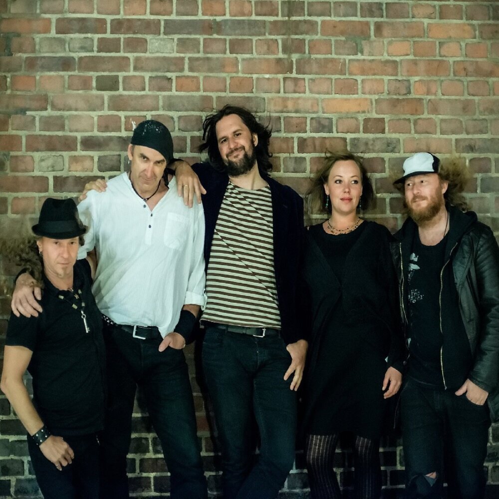 Aria felisha. С рождением близнецов. Макс king. Брат близнец короля. Thompson twins википедия.