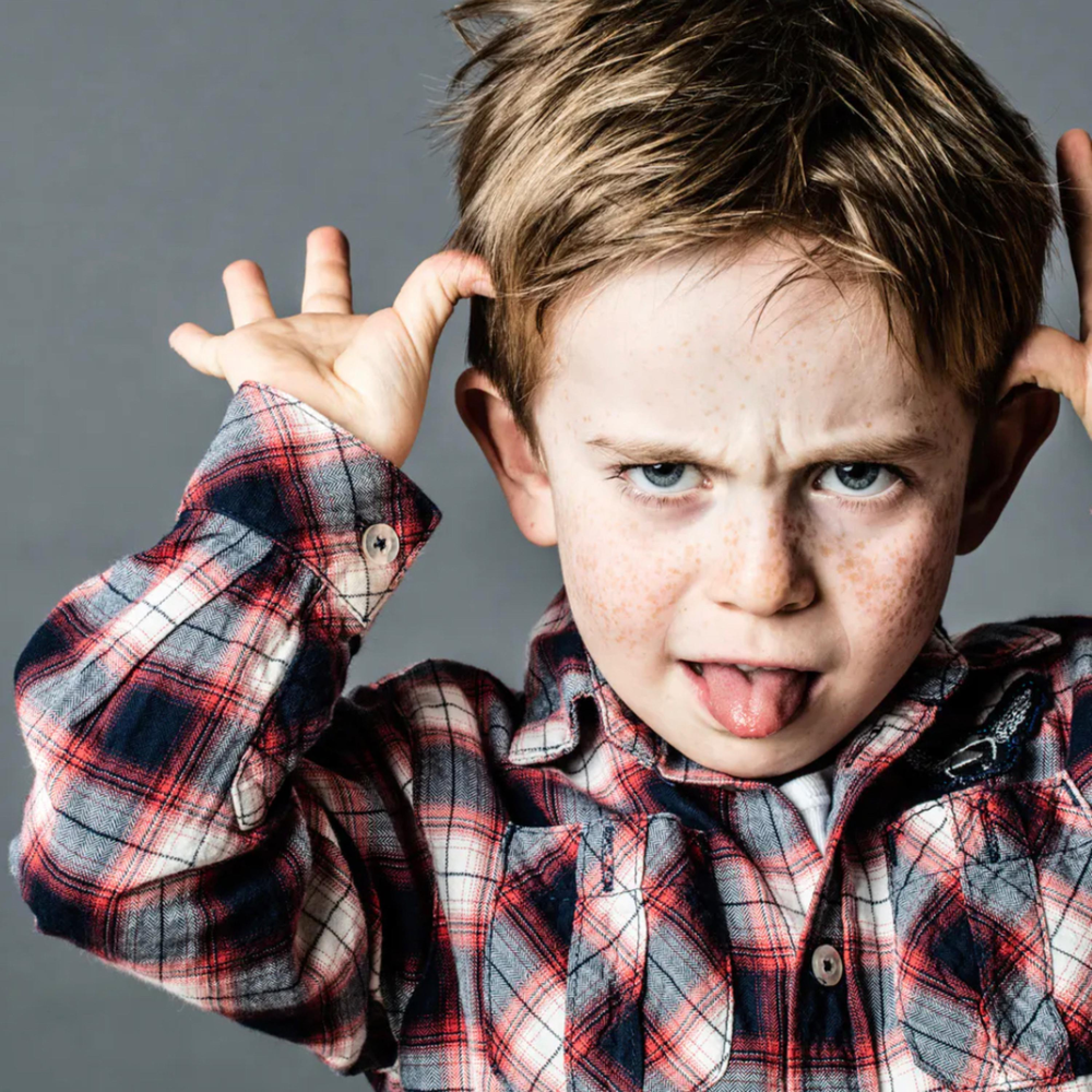 Мужчина с сыном. Мальчик. Вредный мальчик. Злые дети. Мальчика ругают.