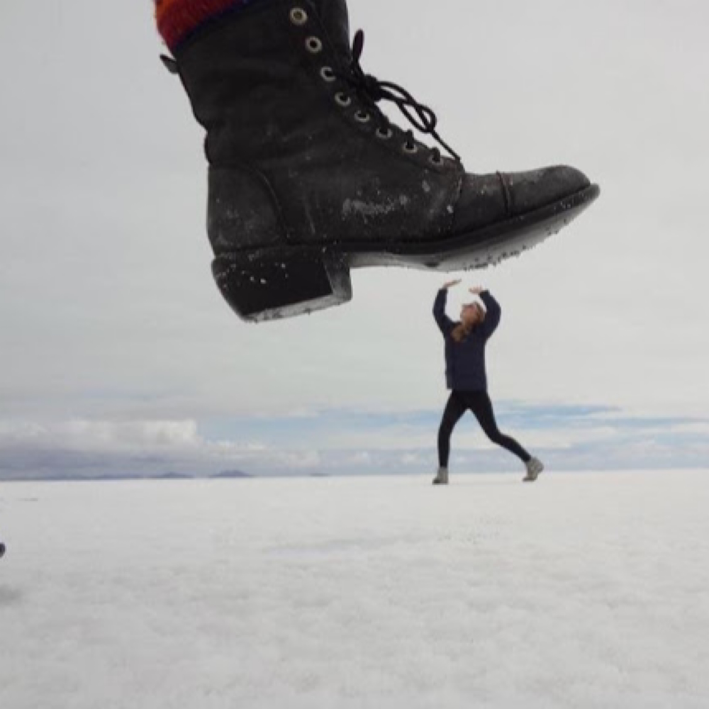 Know the ledge кроссовки. Преграды на пути к цели. Человек прыгает. Stepping over. Step over.