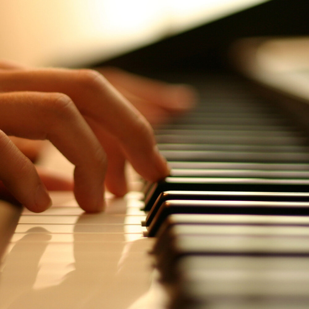 Музыка живи игрой. Руки на фортепиано. Руки на пианино. Фортепиано. Руки пианиста.