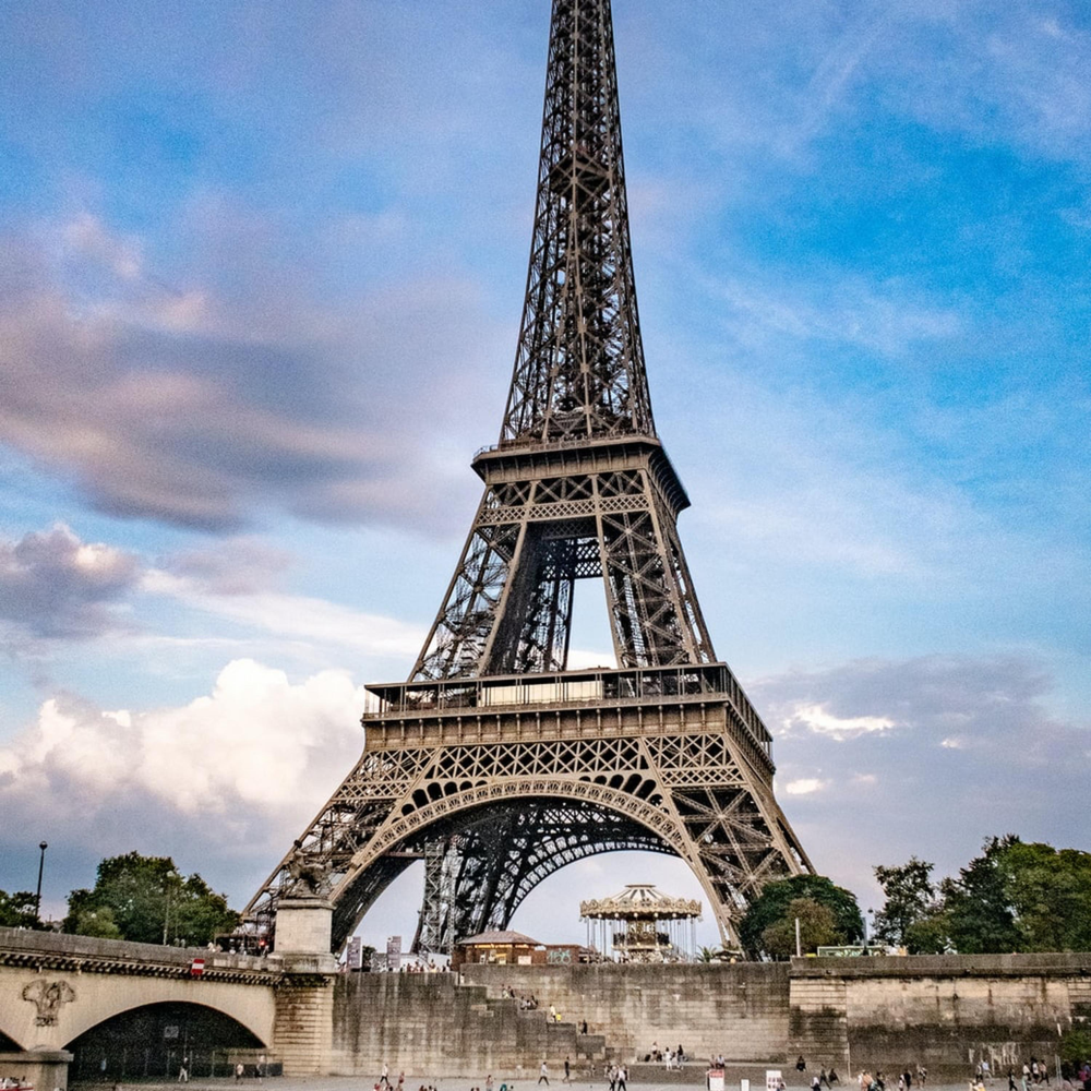 Little paris. Эйфелева башня в Париже. Эйфелева башня река сена. Эйфелева башня картинки. Одинокая башня.