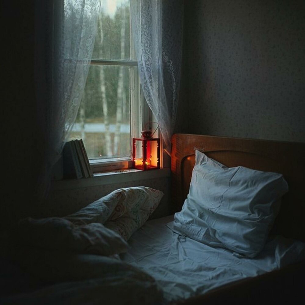 Текст вечером в комнате. Уютная комната с кроватью. Кровать возле окна. Уютная комната с кроватью у окна. Уютная комната с окном.
