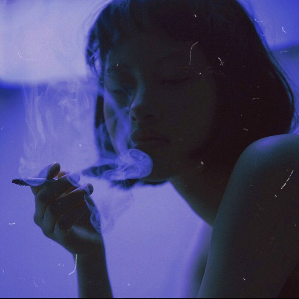 Курите дым песня. Курит Эстетика. Девушка курит. Эстетика курящих девушек. Девушка курит сигарету Эстетика.
