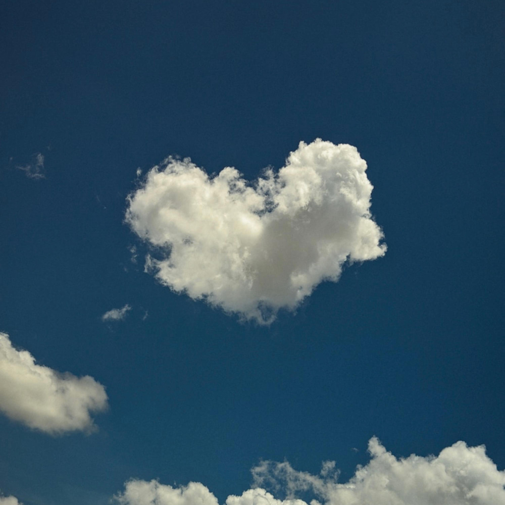 Pop mage honeyfox. Облако сердце. Синее небо с белыми облаками.