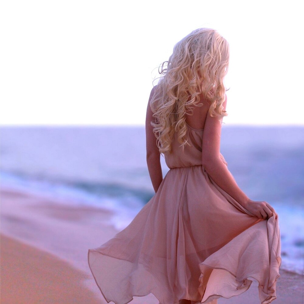 Фото блондинки в красивом платье со спины