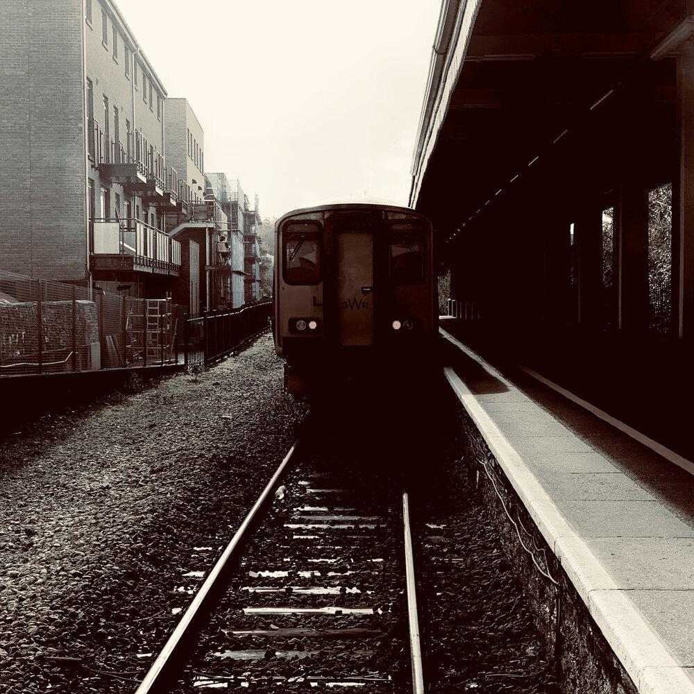 Beats train. Парень на рельсах. Beats train. Beats train. Паровоз хэнк.