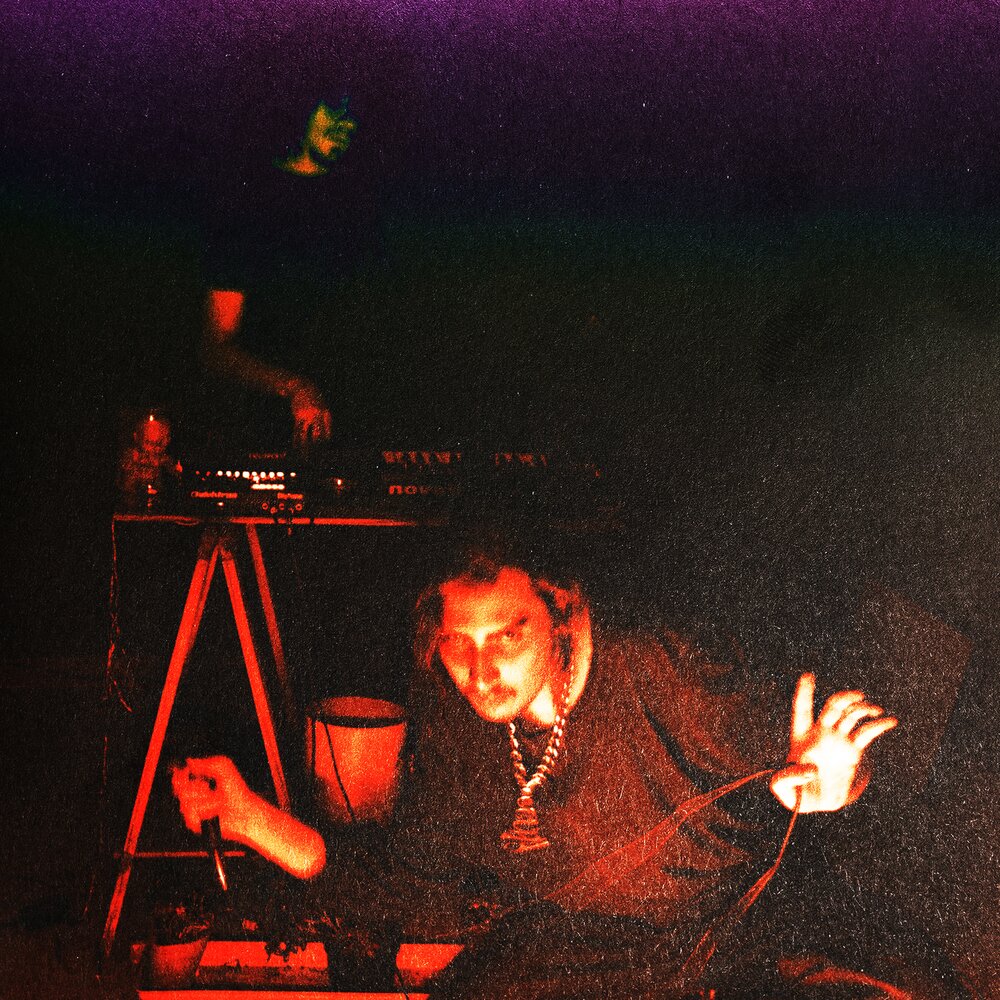 песни про призраков. Flying away ryan caraveo. белая рука стучит в окно страшно. песня из привидения слушать. музыка привидение.