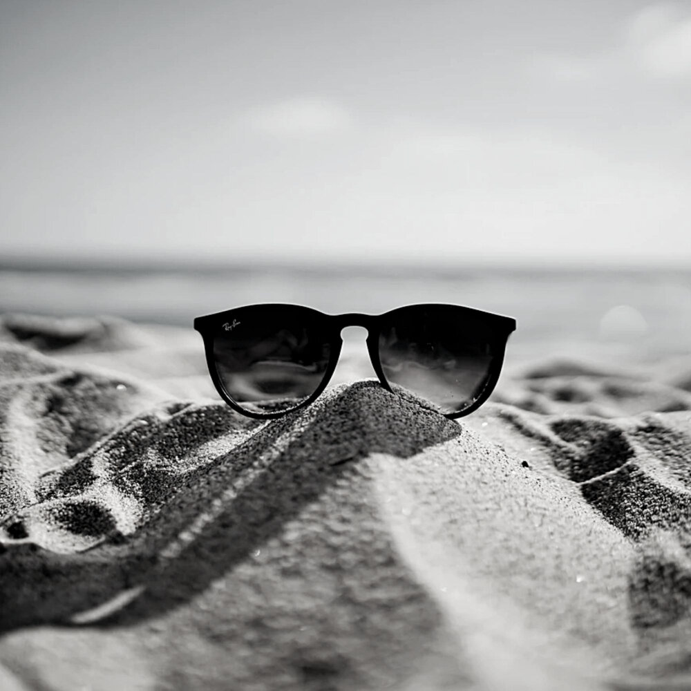 Солнечные очки на пляже