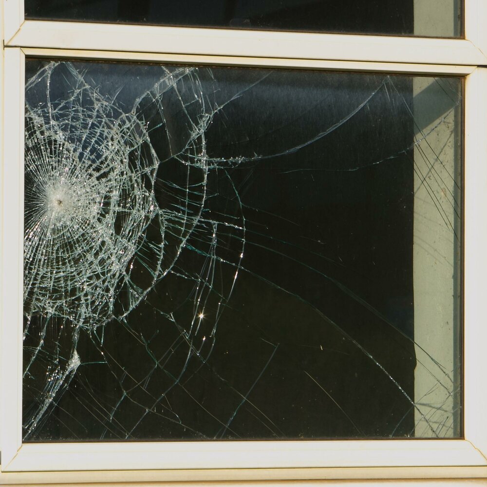 Разбил окно звук. Разбитое окно. Разбитый стеклопакет. Разбитые окна. Разбитое окно в школе.