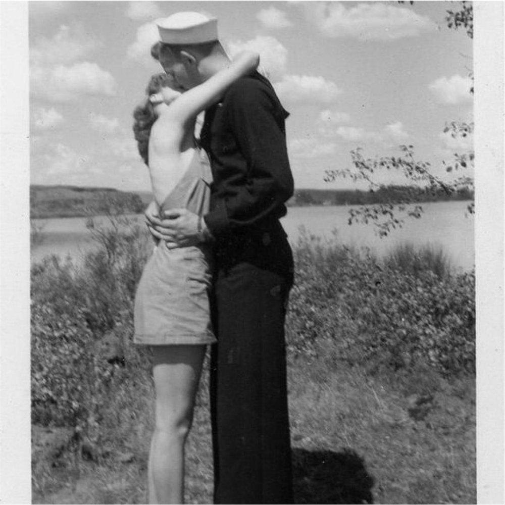 Old fashioned lover. 1940 Влюбленные. Пары 1940х. Старые фото пары. Поцелуй Старая фотография.