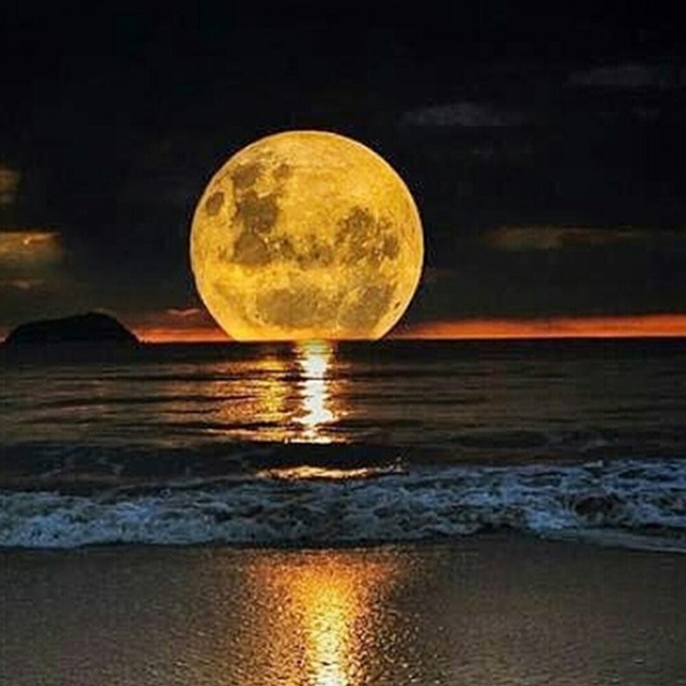 Луна на рассвете