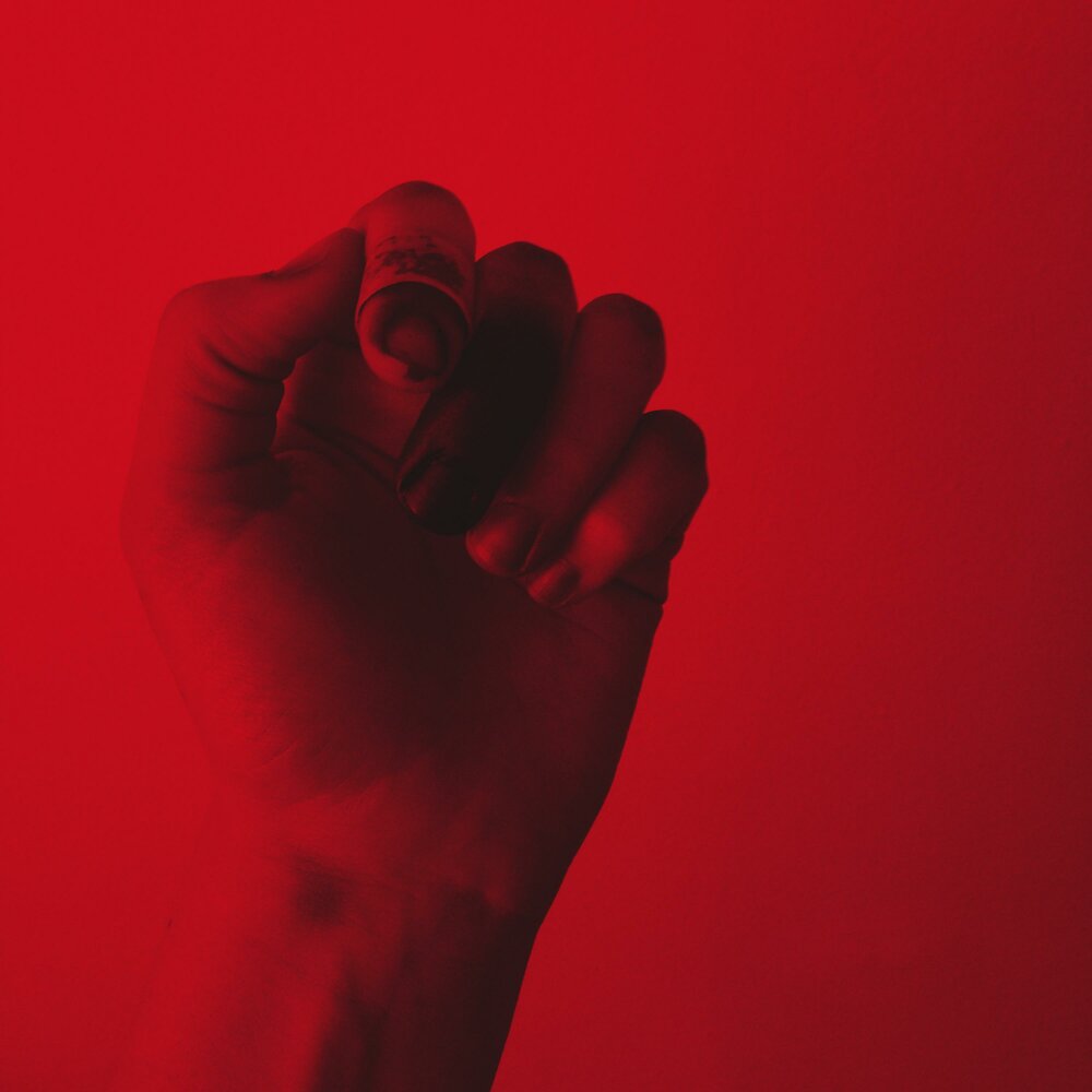Fatal final. Эстетика красного цвета руки. Красная рука на черном фоне. Руки на Красном фоне Эстетика.