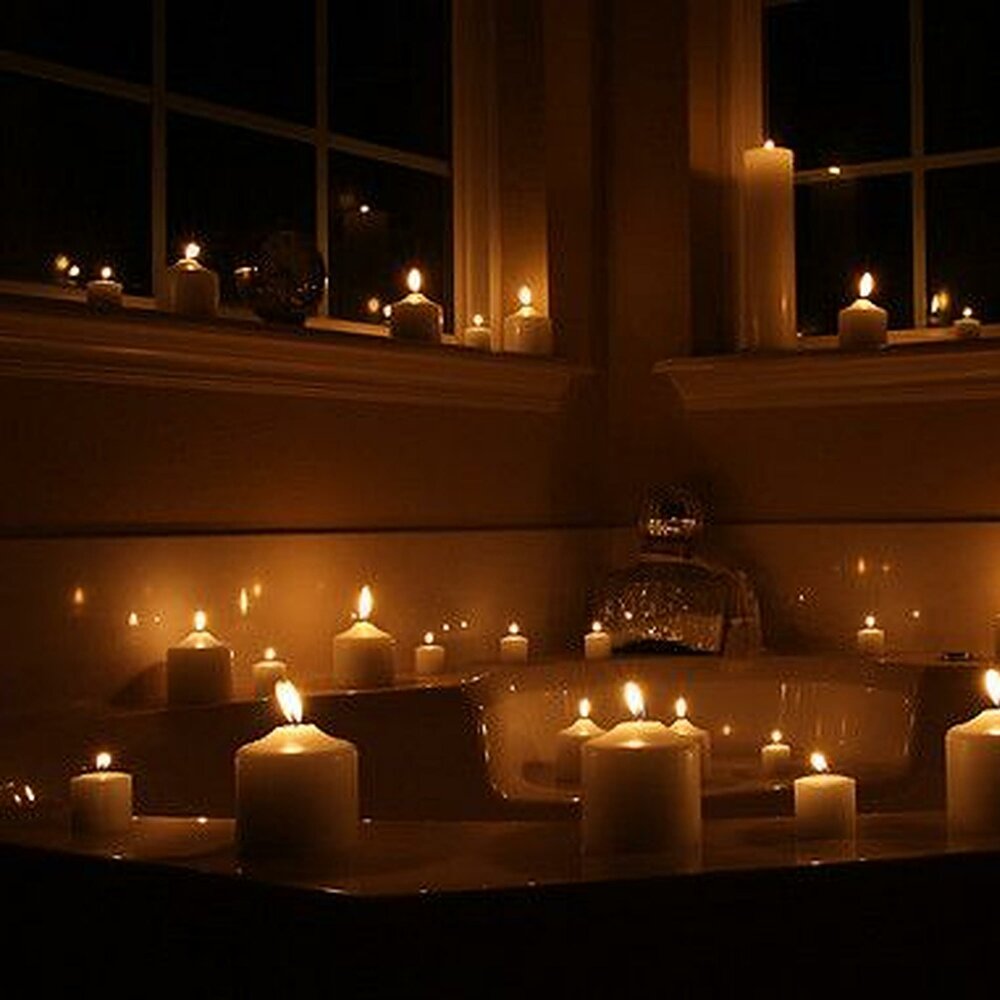 6 вечером что делают. Комната со свечами. Свечи романтика. Ванна со свечами. Свечи в ванной.