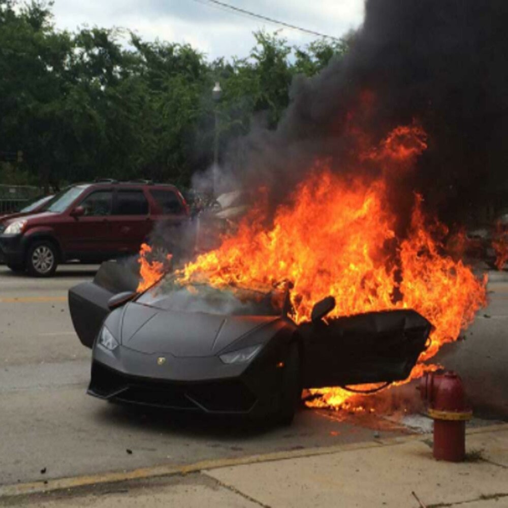 Старые Lamborghini горящая