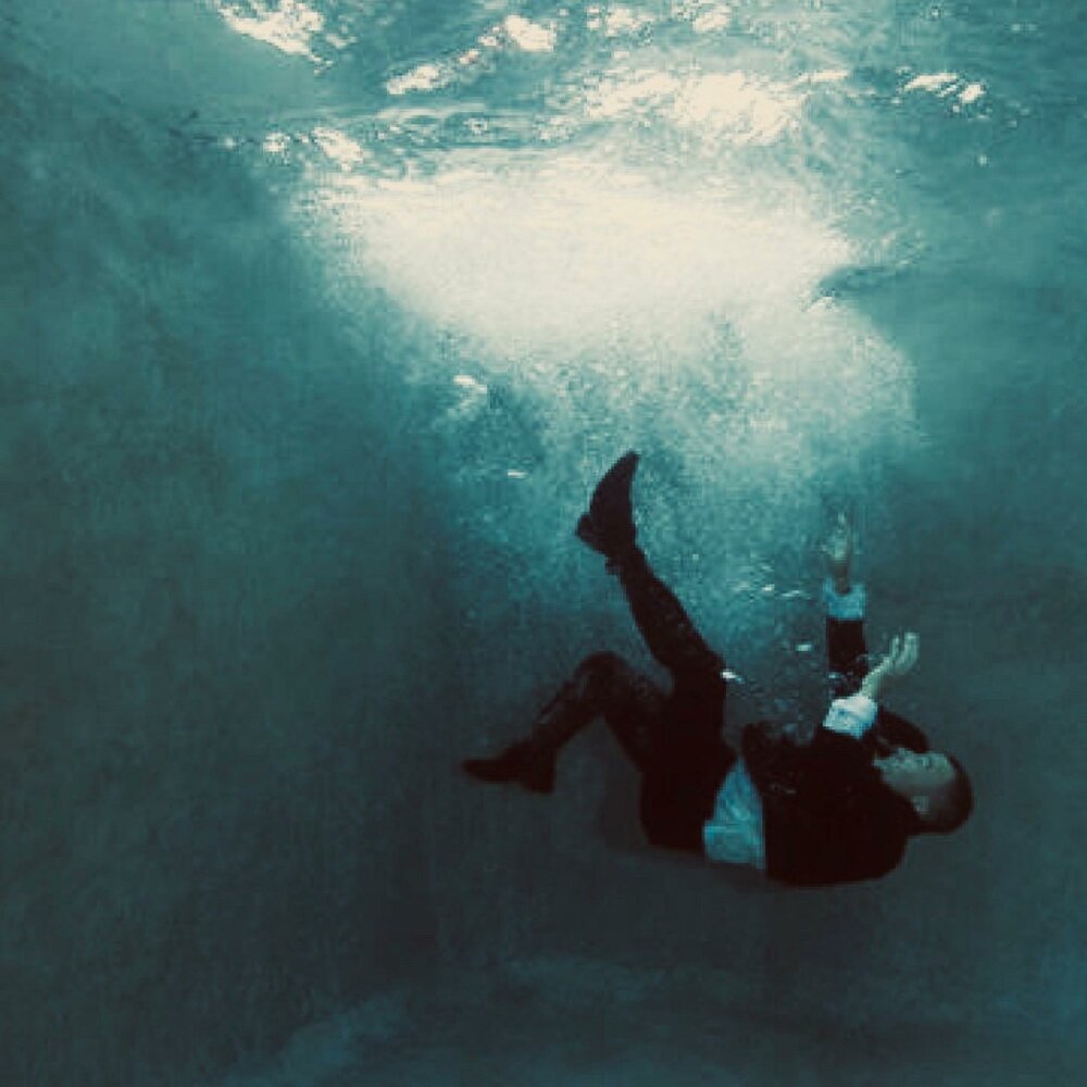 Свободное падение в воде. Падение в воду. Человек падает в воду. Парень падает в воду. Падающая вода.
