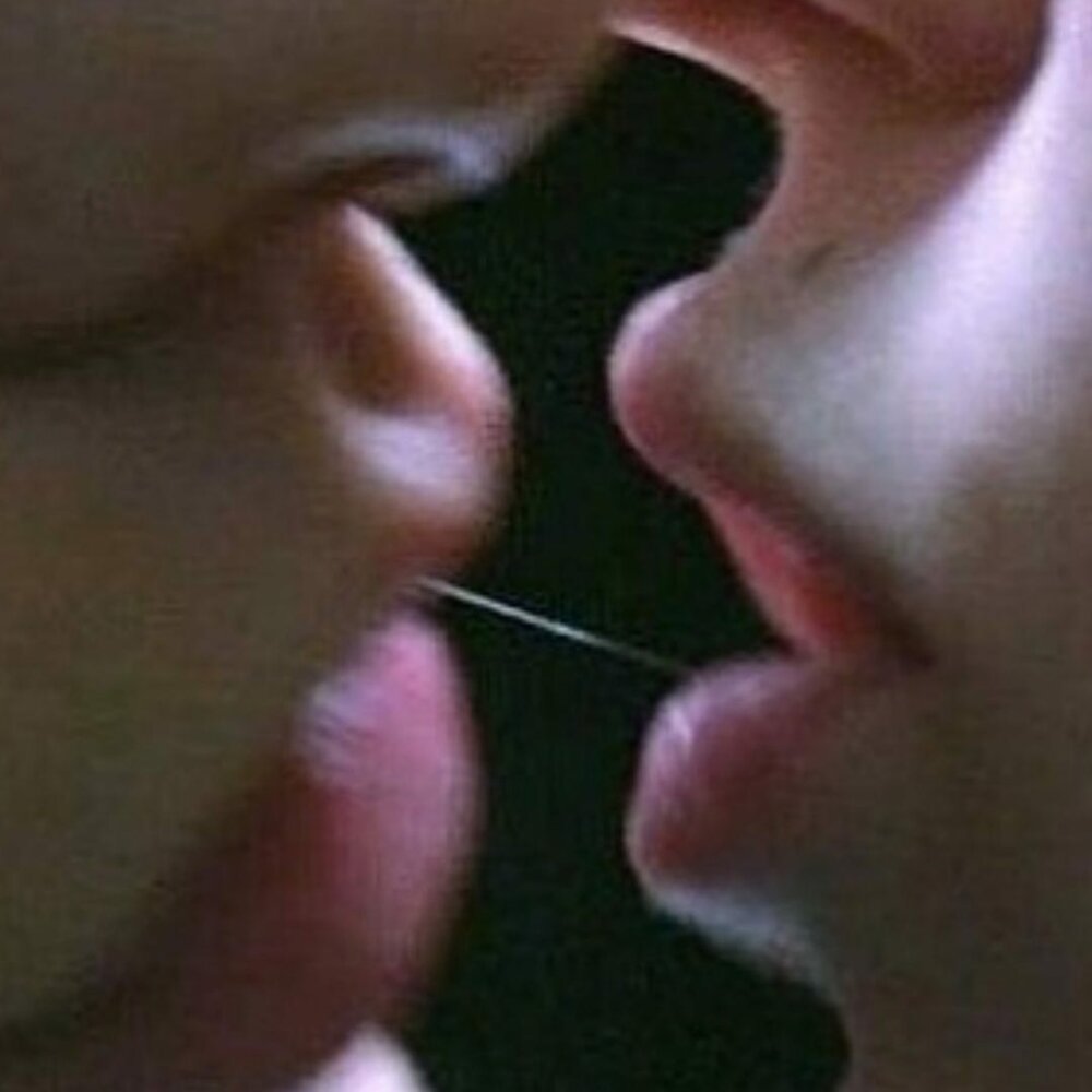 Песня буду тебя зажимать губы твои. Поцелуй с языком. Поцелуй со слюной. Целующие губы. Мы друзья да.