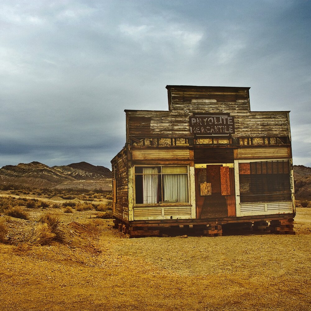 Desert town. Калифорния старый дом. Abandoned Desert. Города призраки в пустыни с широкой дорогой. Заброшенный городок в пустыне в США.