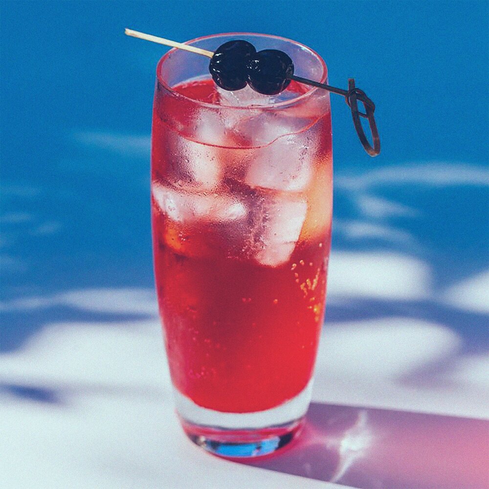 Мохито с лимоном. Сладкие напитки лимонады. Сок коктейль. Прохладительные напитки в бутылках. Соки газировки.