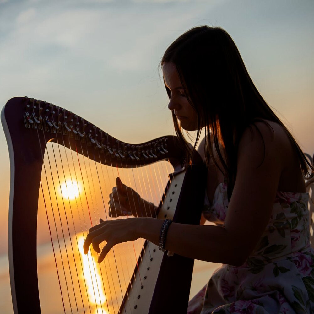 Бесплатная красивая спокойная музыка. Девушка играет на кельтской арфе. Девушка с арфой у моря. Арфа Небесная. Арфа в темноте.
