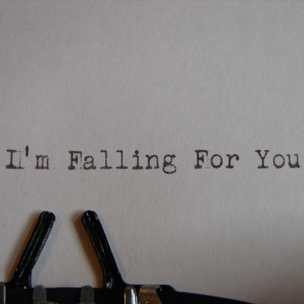 I'm falling in love. Falling to you перевод. Падать перевод. Still falling for you. Falling for you песня.