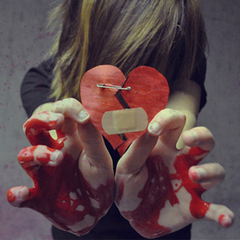 Разбитое сердце в ладонях. Девушка с разбитым сердцем. Девушка в сердце. Девушка c разбитым сердцем. Разбитое сердце девушки.