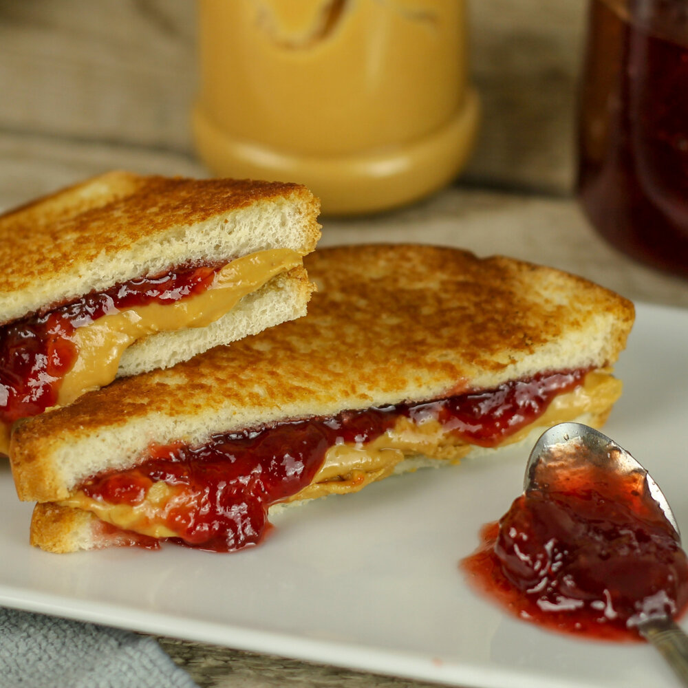 Peanut butter jelly sandwich. Peanut butter and jelly паста. Бутерброд с арахисовой пастой и джемом. Бутерброд с арахисовым маслом и желе. Peanut butter jelly.