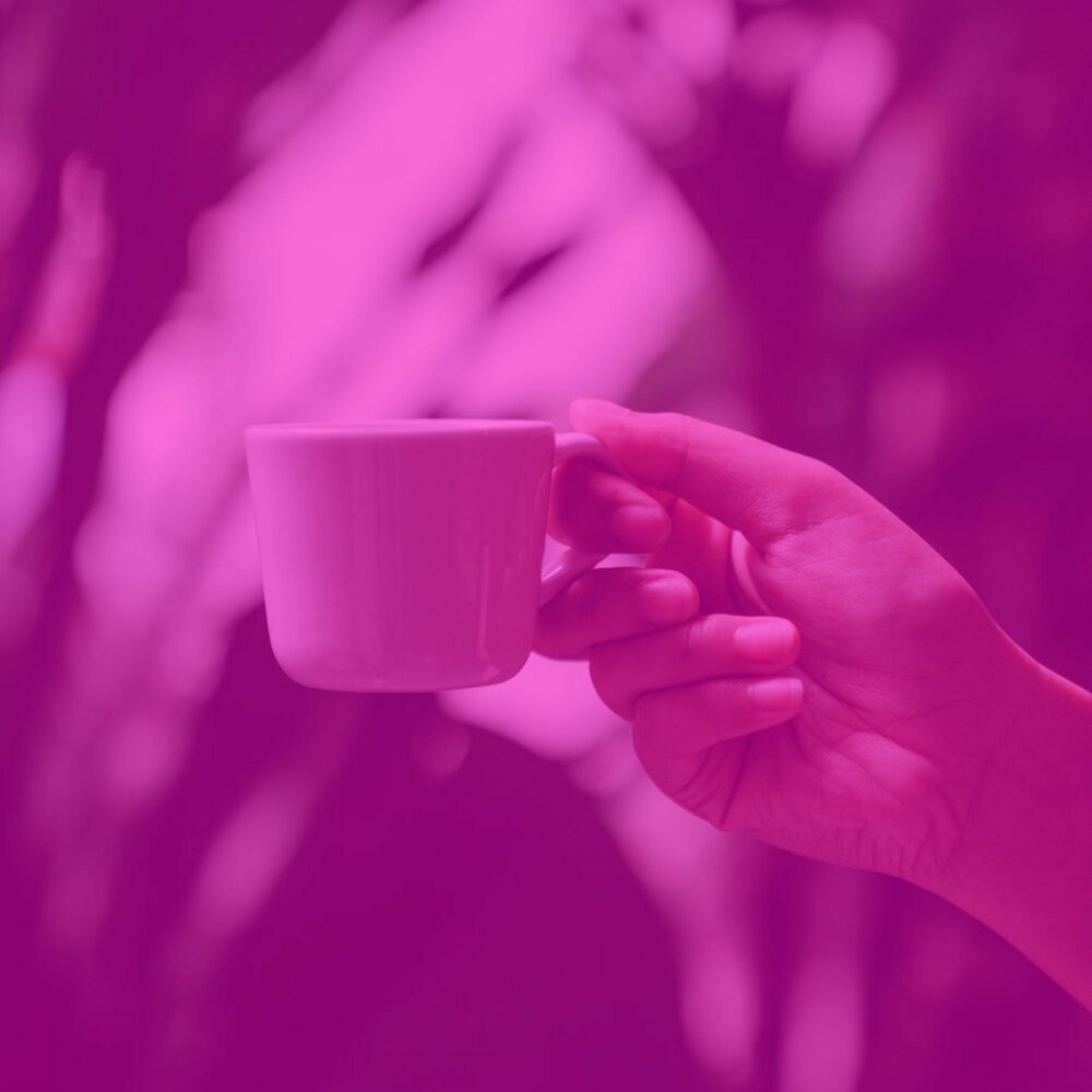 мобильник и чашка кофе. утренний плейлист. утро музыка слушать. музыкальное утро. утро с рок музыкой.