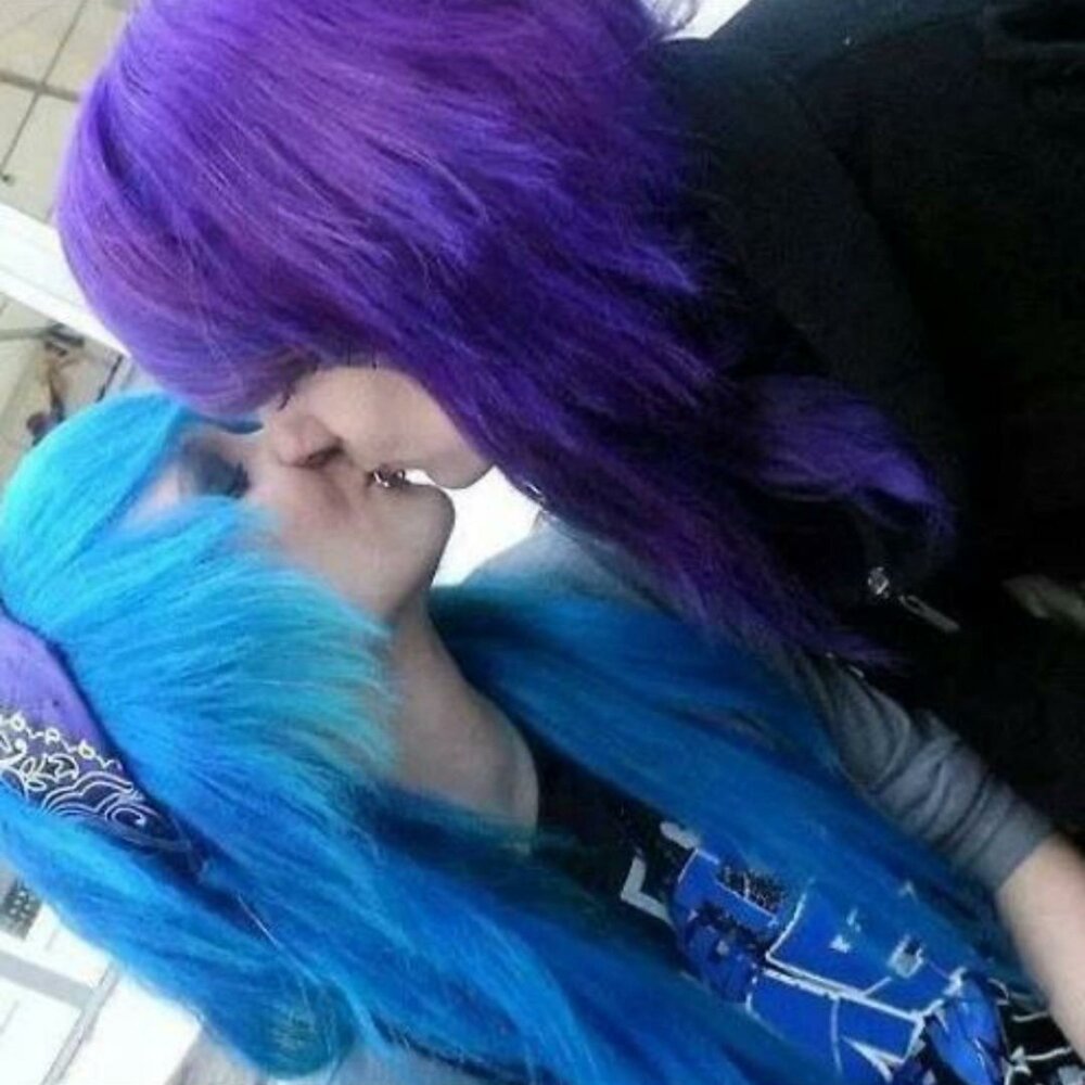 Пара с фиолетовыми волосами