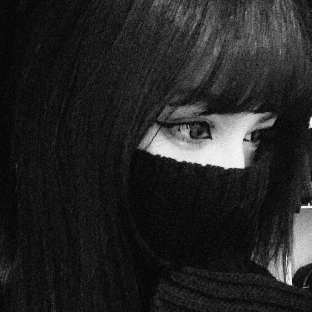 Кореянка в маске с черными волосами