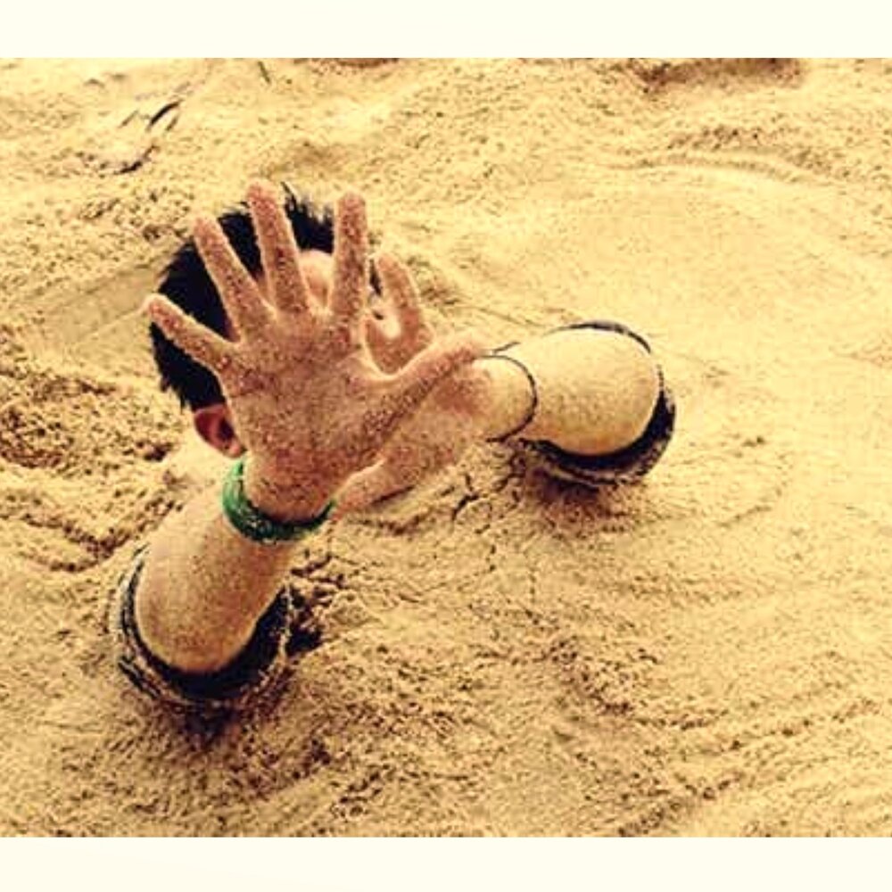 Тонущий песок. Тонет в воде. Тонущий песок. Вода в руках. Девушка тонет в зыбучих песках.