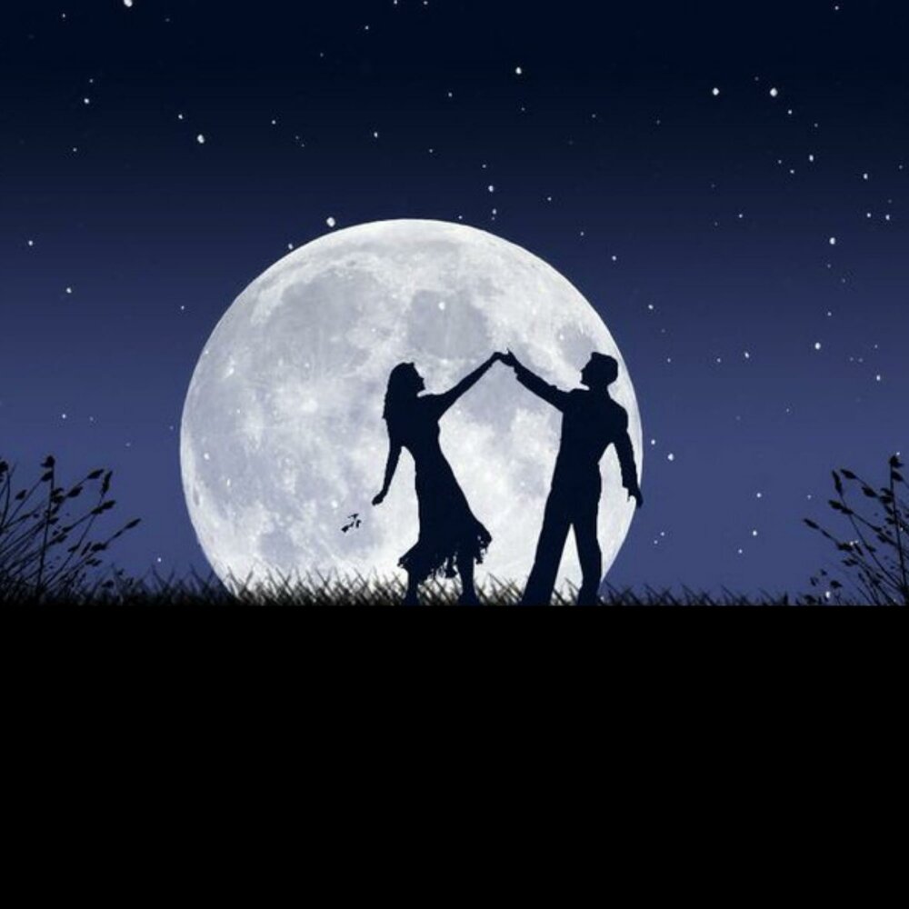 Вальс луна слушать. Пара на фоне Луны. Принятие настоящего. Два силуэта на фоне Луны. Луна для влюбленных.