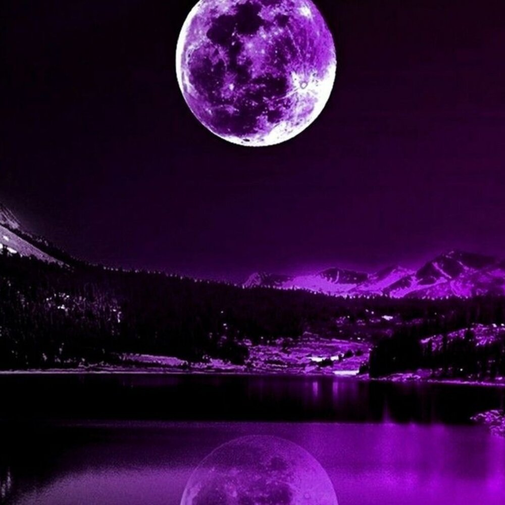 Луна фиолетовая панорама