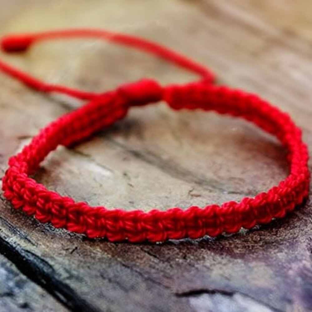 Красный браслет из ниток