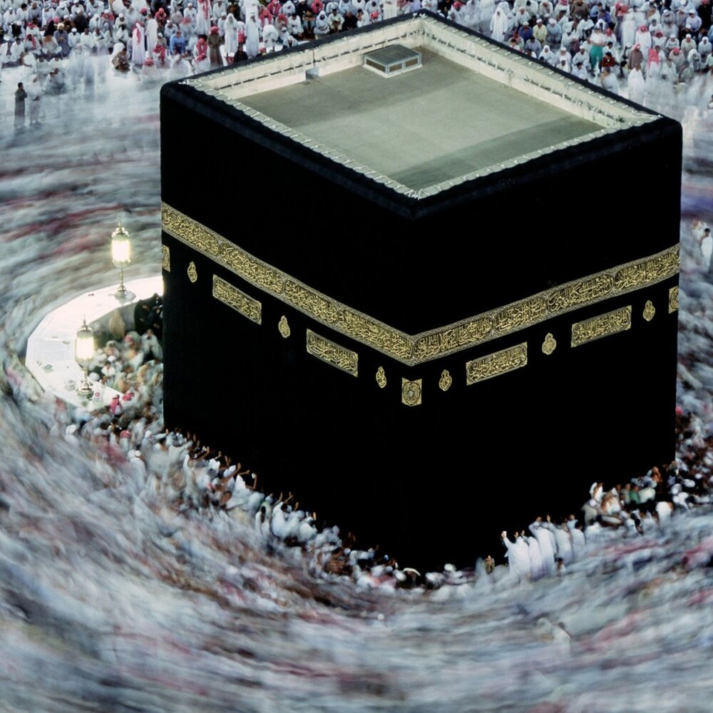 Что находится в каабе. Камень кааба в мекке. Мекка кааба черный камень. Что внутри каабы в мекке. Мекка кааба черный камень.