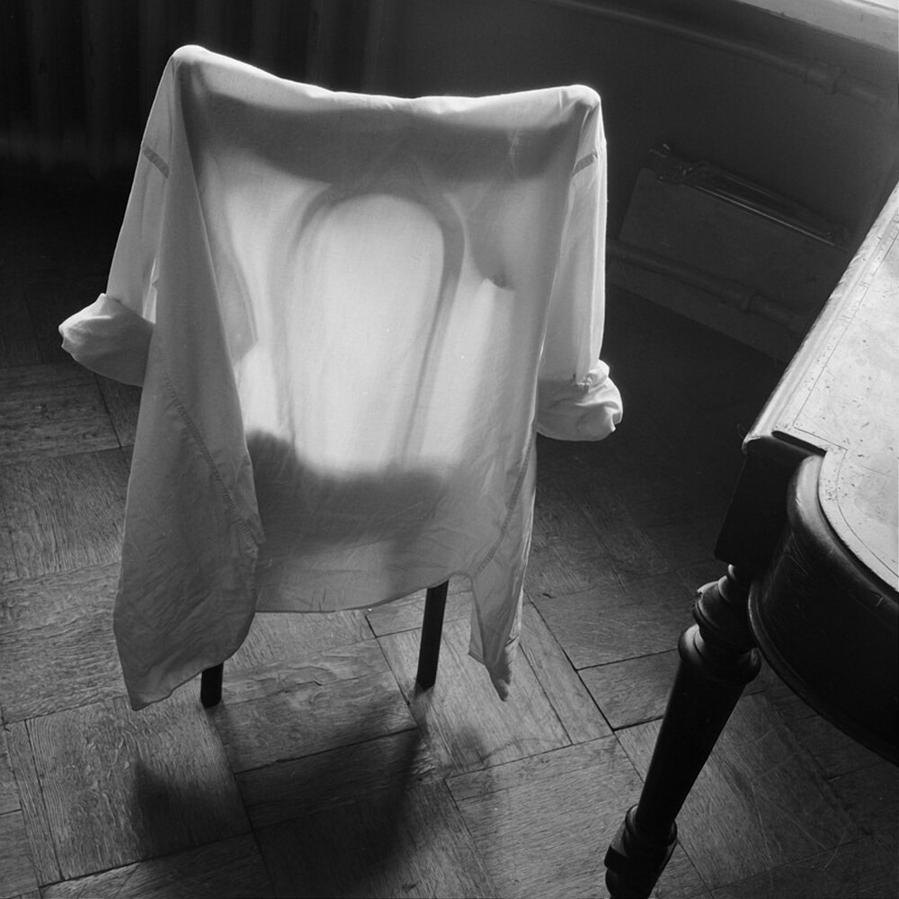 Рубашка на спинке стула