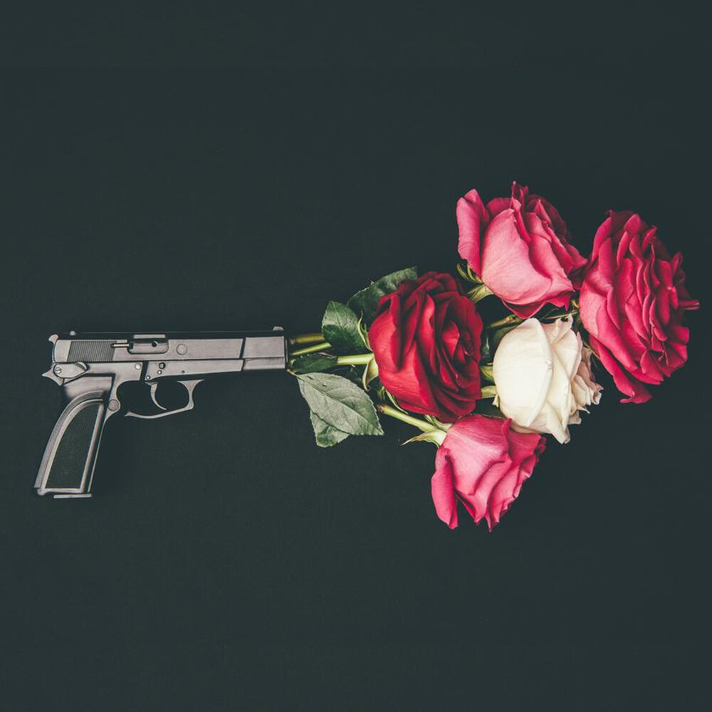 Пистолет с букетом цветов