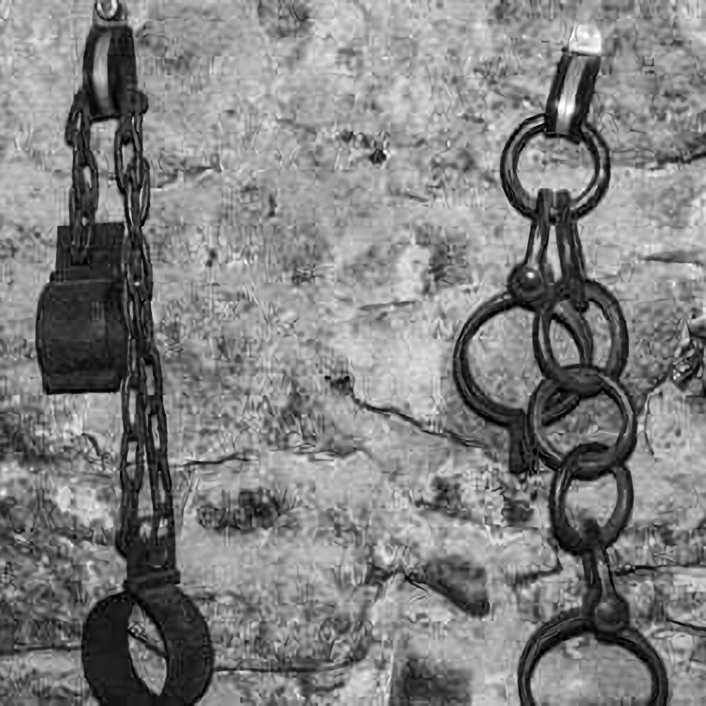 Оковы раба. Старинные наручники. Средневековые наручники. Кандалы на стене. Цепи кандалы.