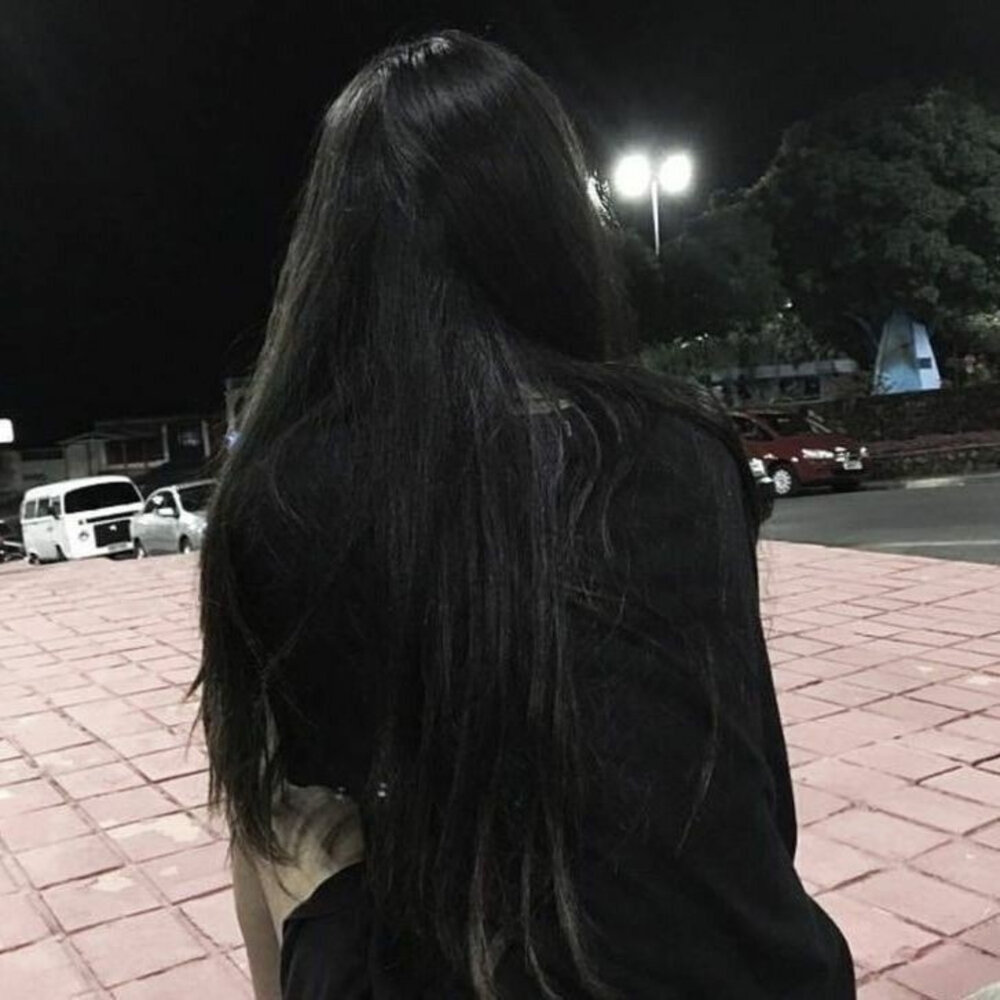 Девушка с чёрными волосами без лица