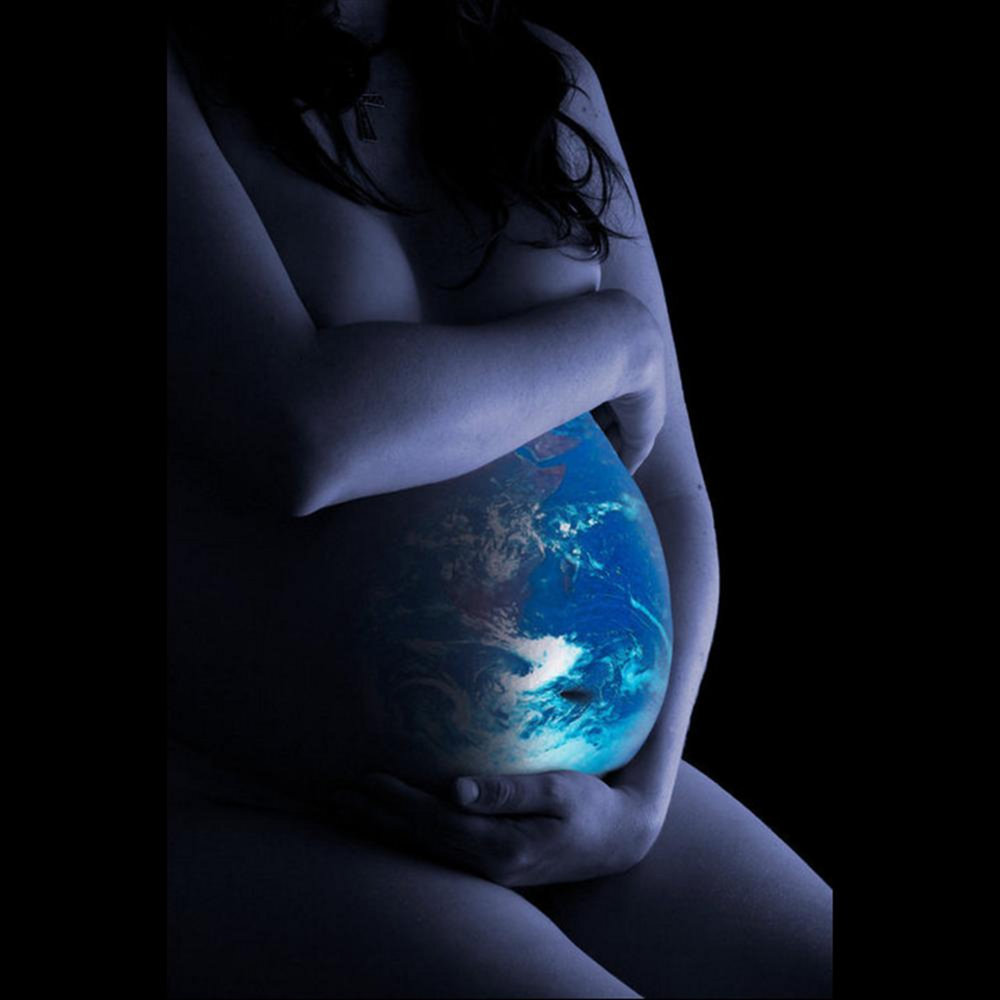 женщина земля картина. человек обнимает планету. девушка вселенная. мир глазами человека. женщины планеты земля.