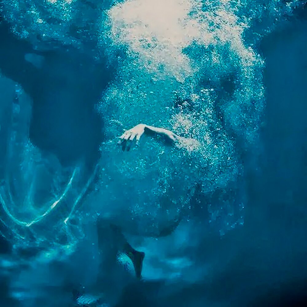 человек тонет в воде. вода и человек. тонет в море. девушка тонет в море. страх под водой.