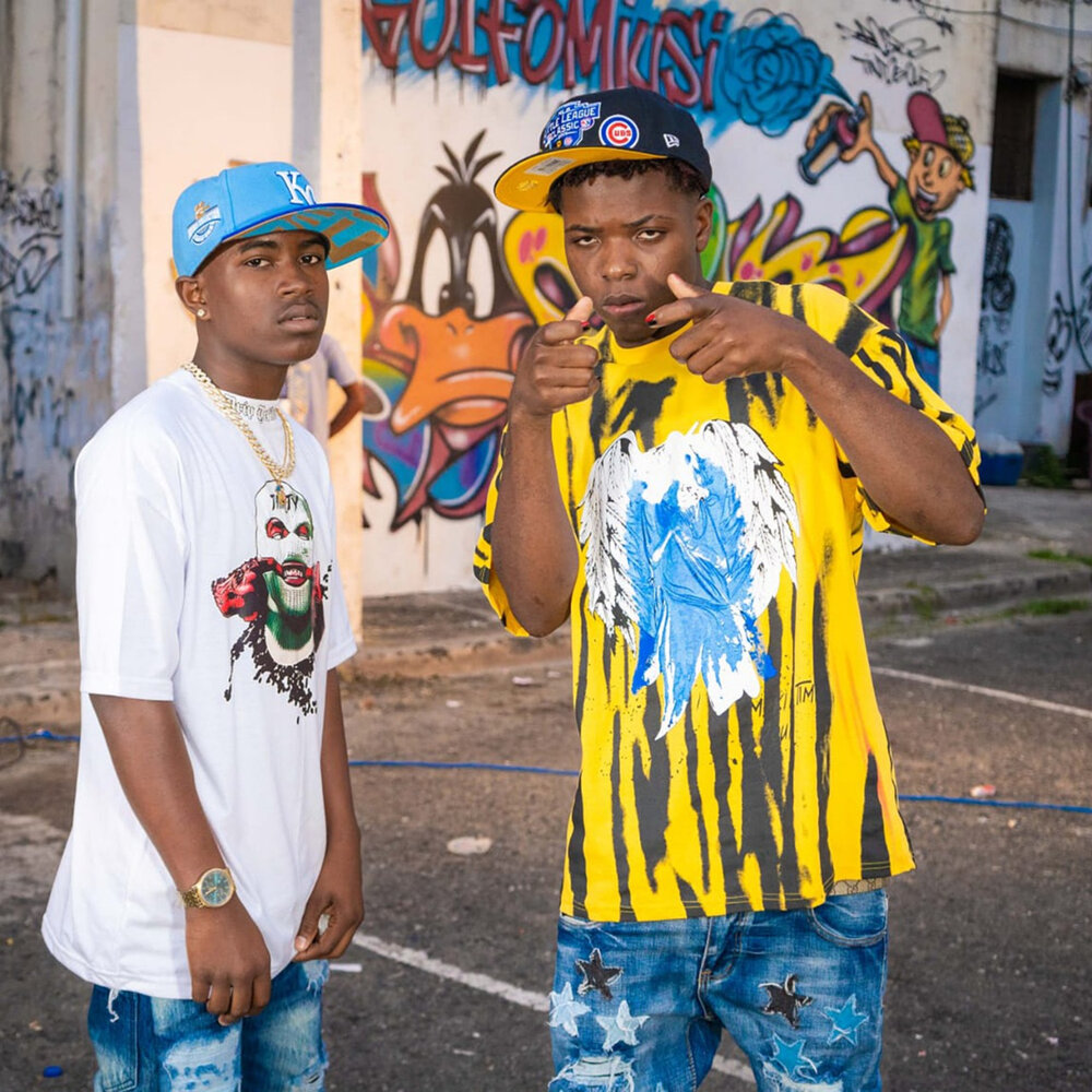 El negro. Нигер в панаме. El negro. Негр с букетом цветов. El negro.