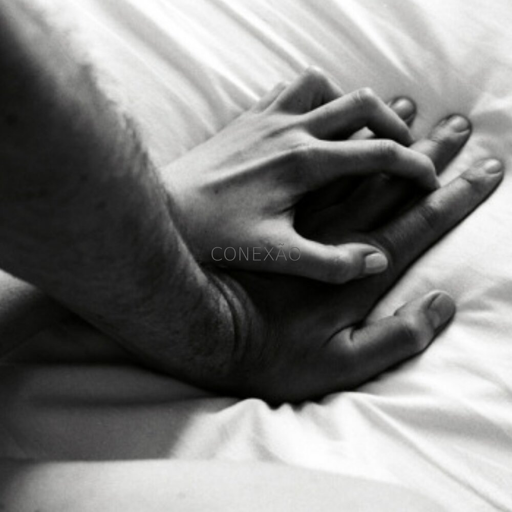 Мужская и женская руки в постели