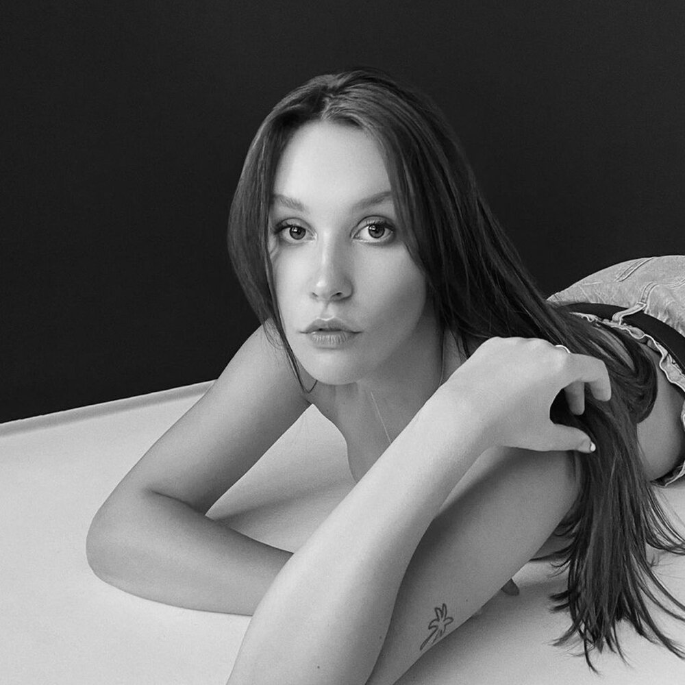 Музыка фото. Диана арбенина. Смиряюсь слушать. Смиряюсь слушать. Погнали в лето картинка на обложку.