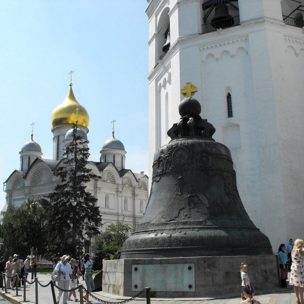 В Московском Кремле установлен царь колокол